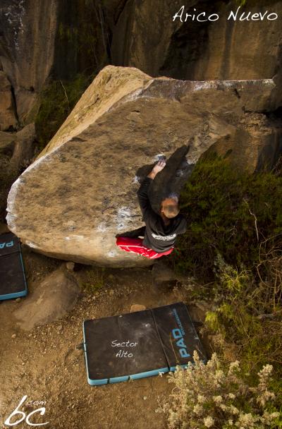 Poppern bouldering in Sector Alto (2)